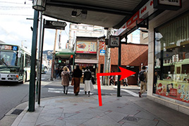 横断歩道を渡った後、交差点を右に曲がります。(大和小路と書かれた標識あがありますので、そちらを右に曲がります。)